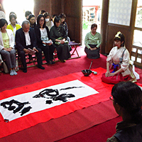 渋川八幡宮での書家 青柳雛の奉納揮毫