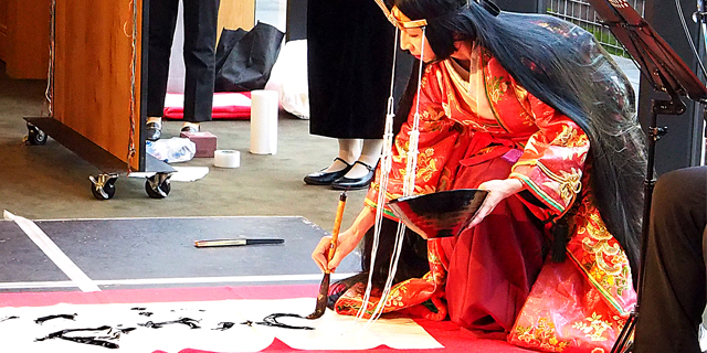 日本北陸書道院 2024選抜京都展 パーティにて、柿本人麻呂柱の歌を揮毫