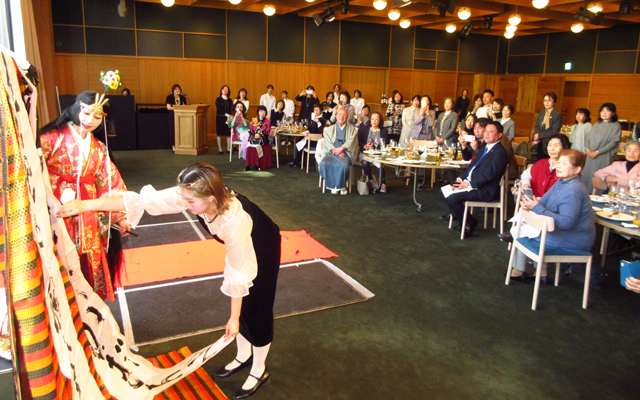 書家 青柳雛 揮毫パフォーマンス