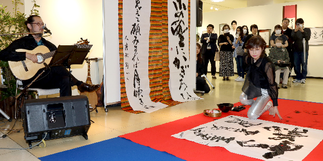 第70回記念 富山県女流書道展 揮毫会にて書パフォーマンスを披露