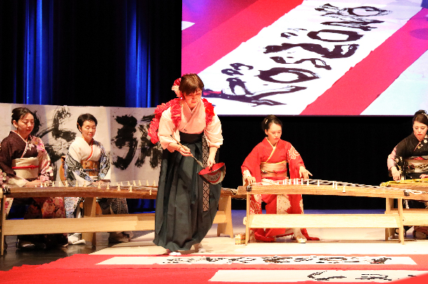 富山県芸術文化協会が主導するハンガリーのフラワーカーニバル派遣事業に参加し揮毫