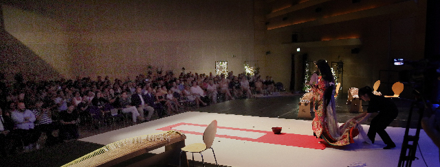 ハンガリーフラワーカーニバルでの書家 青柳雛の揮毫