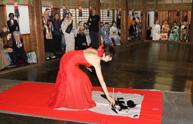 御寺 泉涌寺で開催された「月の宴」にて揮毫パフォーマンス